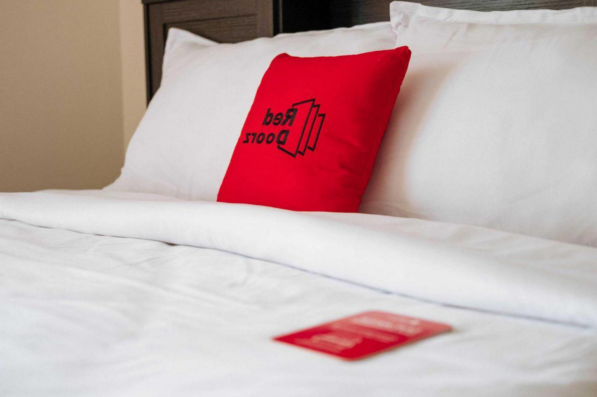 Reddoorz @ Jalan Brigjend Katamso Medan 2 Hotell Exteriör bild