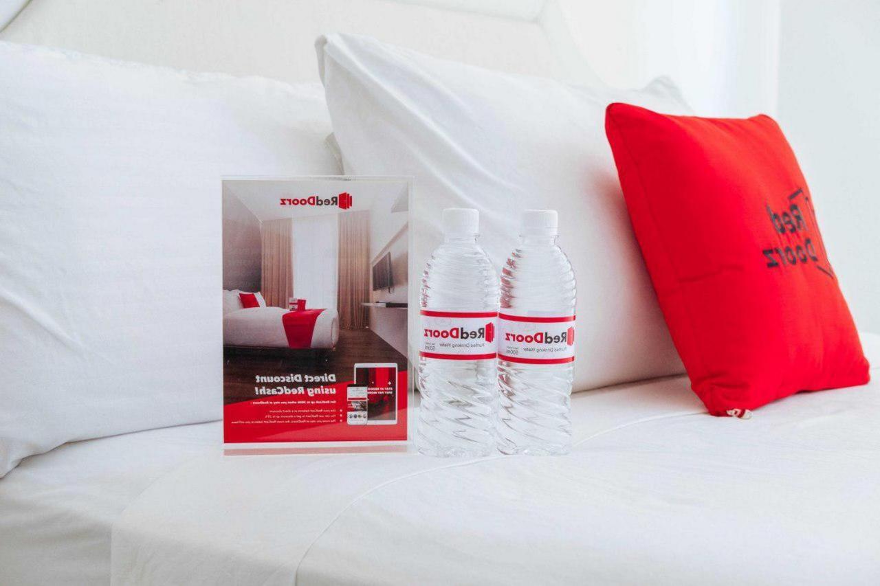 Reddoorz @ Jalan Brigjend Katamso Medan 2 Hotell Exteriör bild
