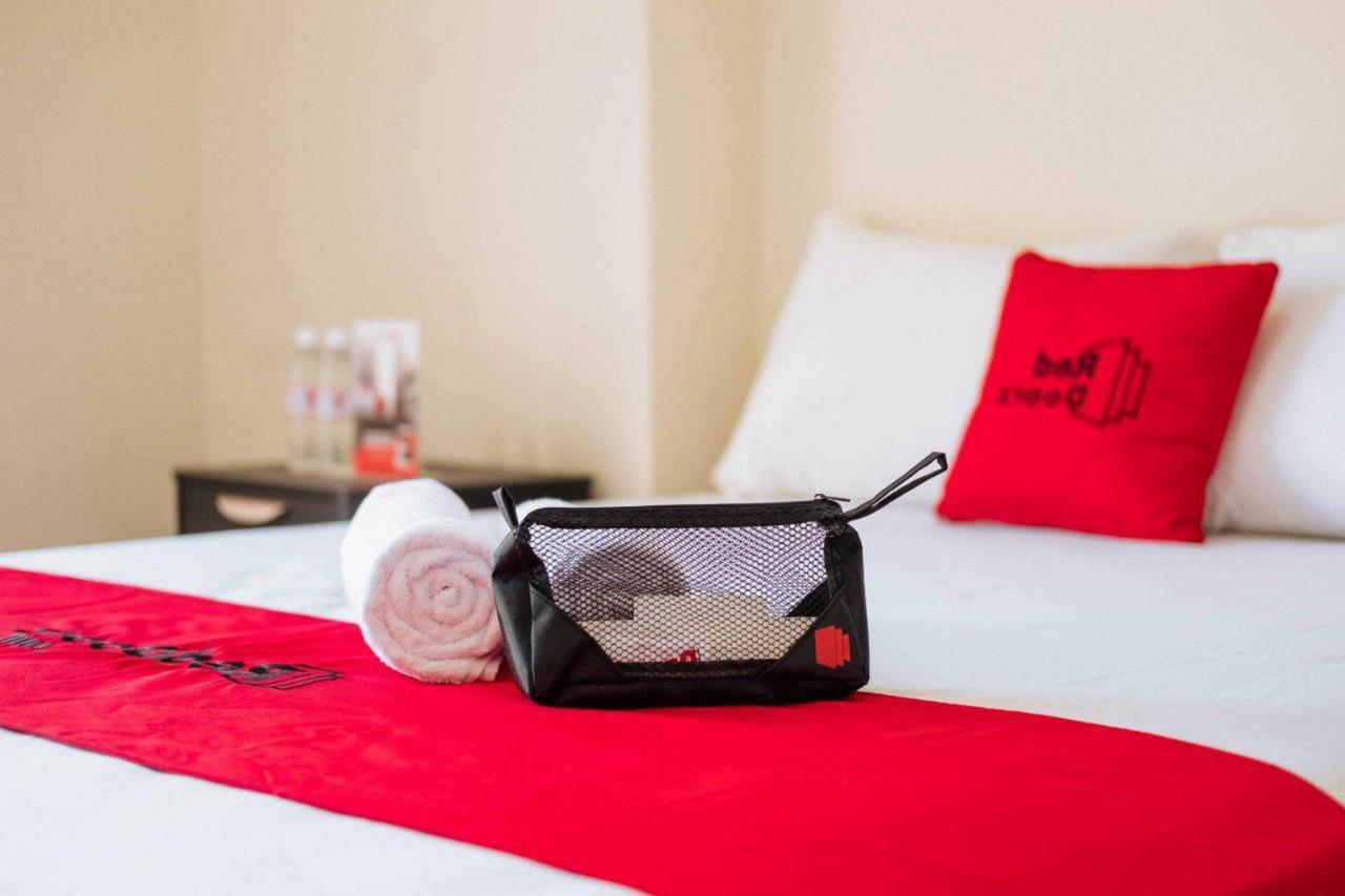 Reddoorz @ Jalan Brigjend Katamso Medan 2 Hotell Exteriör bild