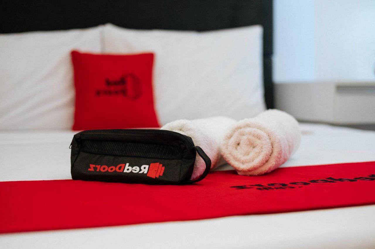 Reddoorz @ Jalan Brigjend Katamso Medan 2 Hotell Exteriör bild