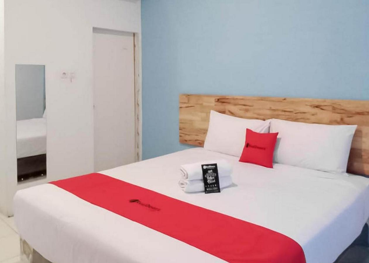 Reddoorz @ Jalan Brigjend Katamso Medan 2 Hotell Exteriör bild